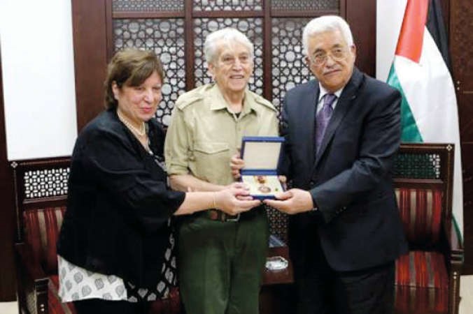الرئيس الفلسطيني محمود عباس مكرما الراحل بهاء بخاري قبيل وفاته
