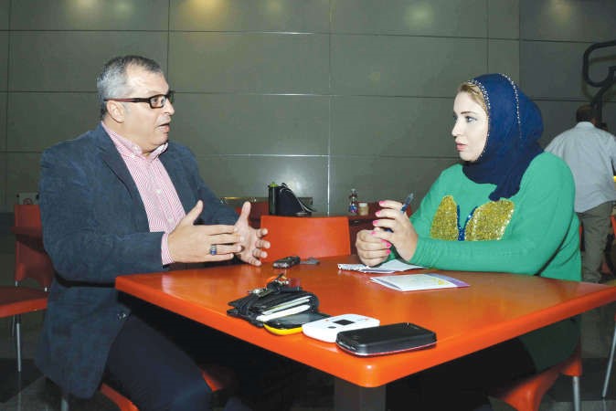 محمد الشاهد متحدثا الى الزميلة الاء خليفة شانافاس قاسم