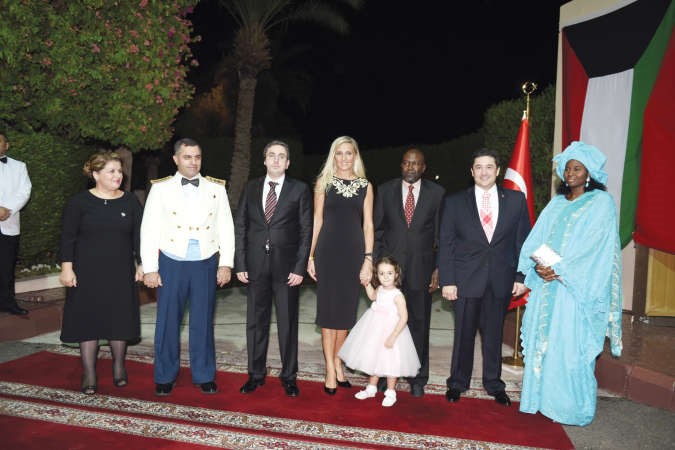السفير السنغالي عبدالاحد امباكي وحرمه يقدمان التهنئة