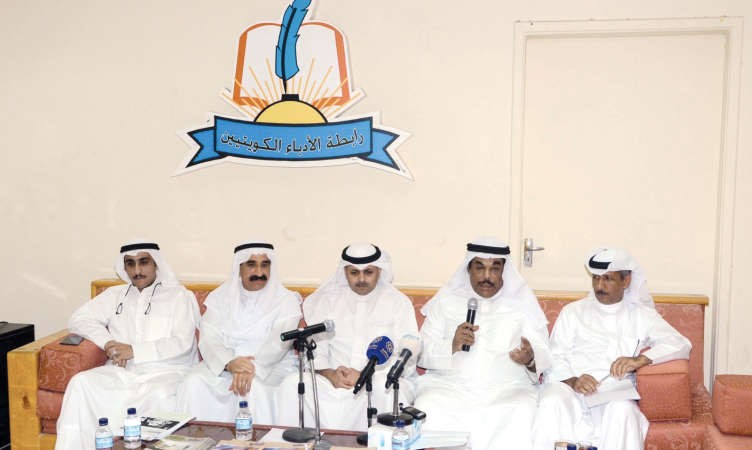 د بدر الحجي ودياسين الياسين وفهد المطوع وناصر الهيفي خلال الندوة