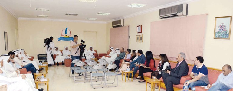 جانب من الحضور لمتابعة الندوة في رابطة الادباء