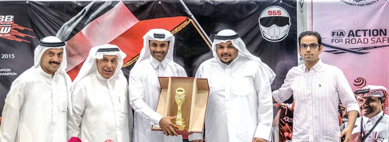 الشيخ محمد الخالد يقدم درعا تذكارية للعطية﻿