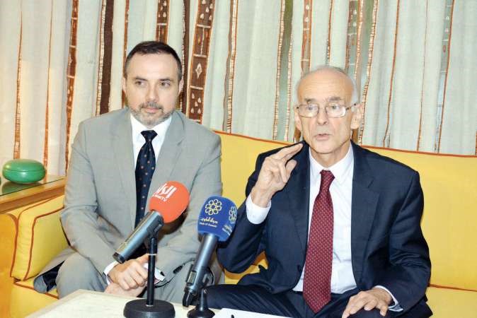 السفير ستيفان جومبرتز والسفير الفرنسي كريستيان نخلة خلال المؤتمر الصحافي ريليش كومار