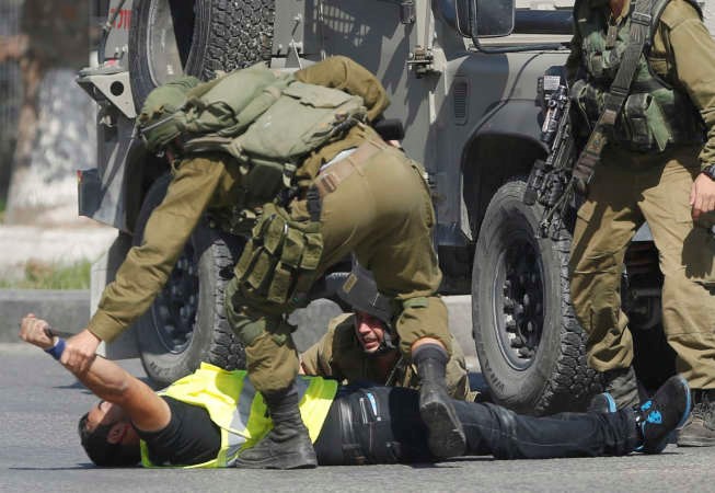 25 ألفاً يصلون بالأقصى في جمعة غضب جديدة واستشهاد فلسطينيين في الضفة الغربية 