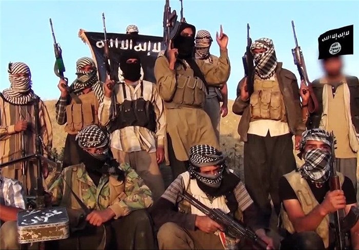 «داعش» يعدم والد زوجة عمر بكري.. أمام ابنه