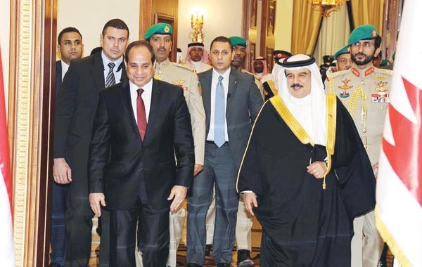 الملك حمد بن عيسى ال خليفة مستقبلا الرئيس المصري عبدالفتاح السيسي بنا
