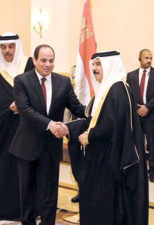 الملك حمد بن عيسى ال خليفة مستقبلا الرئيس عبدالفتاح السيسي