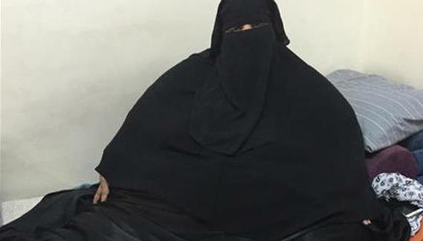 شاهد.. سعودية تنام جالسة بسبب وزنها المفرط