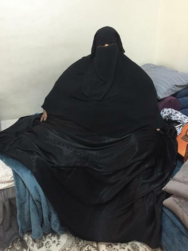 شاهد.. سعودية تنام جالسة بسبب وزنها المفرط