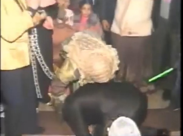 بالفيديو.. شاهد المفاجأة التي أعدها "عريس" مصري لأمه أمام زوجته والمدعوين