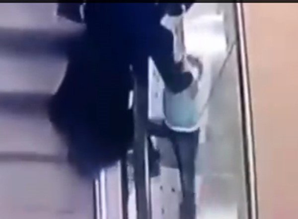 بالفيديو.. طفلة روسية تنزلق من يد خالتها لتسقط من الطابق الثالث