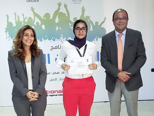 عطاف المطوع تتسلم شهادتها 