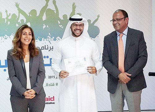 مبارك الرزوقي خلال تسلمه شهادة المشاركة من UNDP