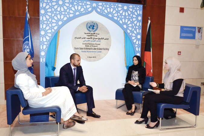 مبارك الرزوقي وعطاف المطوع وفاطمة السري يتحدثون للزميلة دارين العلي ريليش كومار