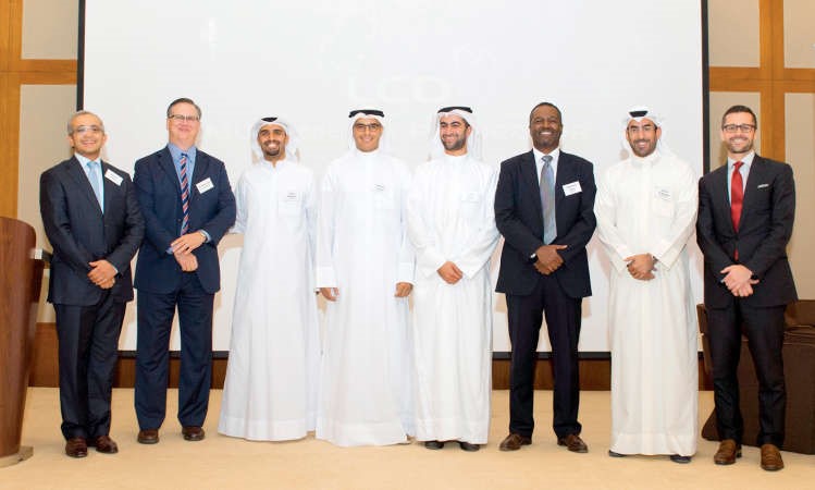المشاركون بالندوة في لقطة جماعية