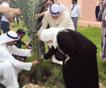 دفاطمة الملا وجاسم الدالوي ومنصور السلامين يشاركون في غرس الاشجار