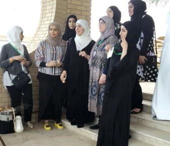 ومع عدد من المتطوعات 