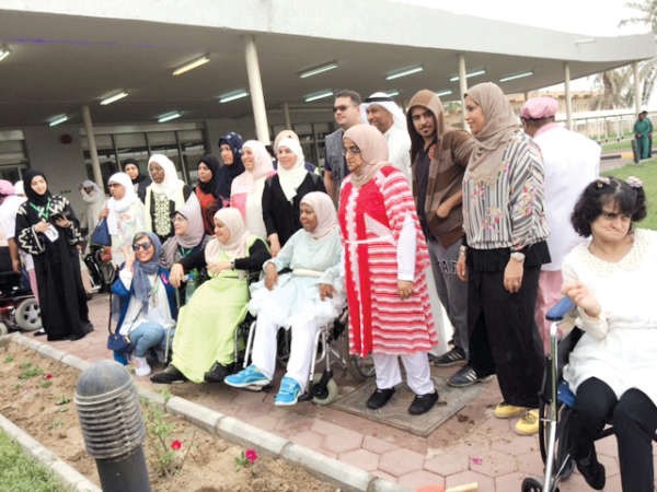 الملا مع نزيلات ادارة المعاقين 