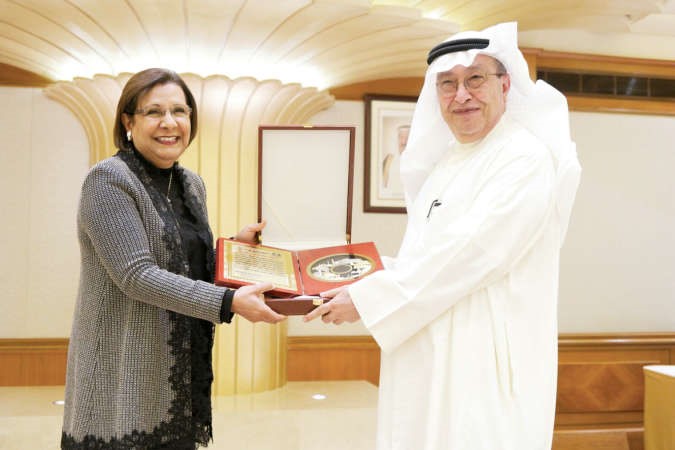 علي الموسى متسلما درعا تكريمية من دموضي الحمود 