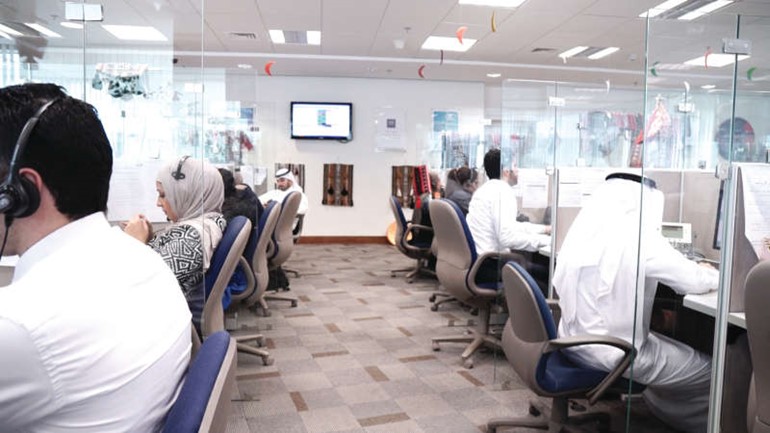داخل اروقة مركز الخدمة الهاتفية حيث زارته الانباء لمتابعة عن قرب كيفية اتمام العمليات المصرفية والرد على العملاء

