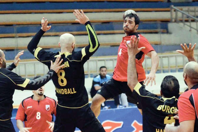  لاعب خيطان علي اشكناني مصوبا على مرمى برقان

