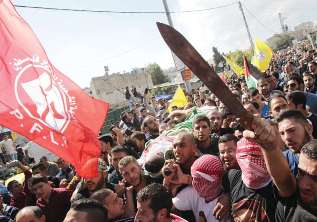 فلسطينيون يشيعون جثمان احد الشهداء الذين سلمتهم اسرائيل في الضفةامس افپ
