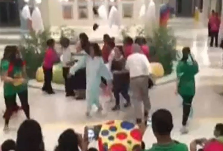 بالفيديو.. هلال الساير يرقص مشاركا مرضى السرطان فرحتهم