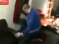 بالفيديو.. فتاة حاولت ترويع رجل نائم فتلقت صفعة قوية