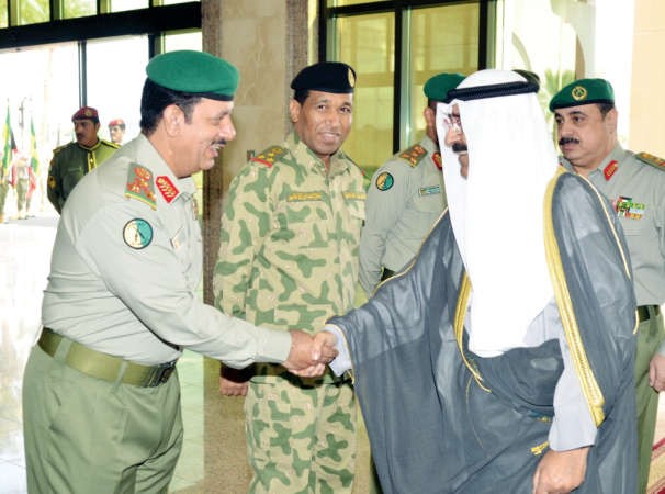  الشيخ مشعل الاحمد مصافحا احد مستقبليه ﻿