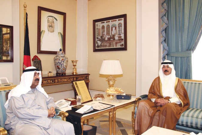 الشيخ مشعل الاحمد مستقبلا الشيخ محمد الخالد ﻿