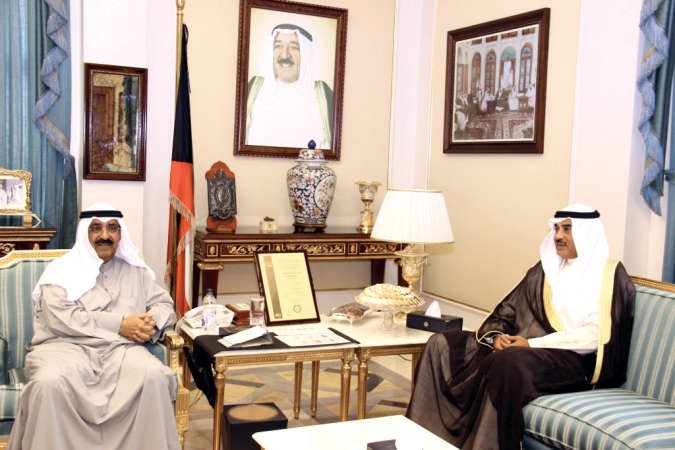 الشيخ مشعل الاحمد خلال استقباله الشيخ صباح الخالد ﻿
