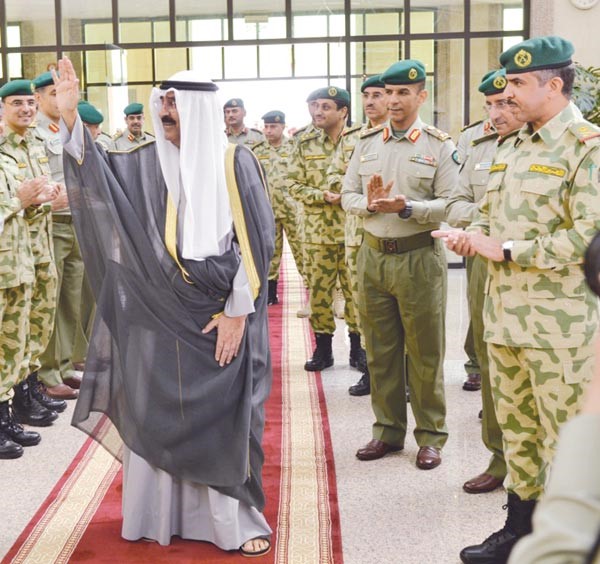الشيخ مشعل الاحمد محييا مستقبليه في الرئاسة العامة للحرس الوطني