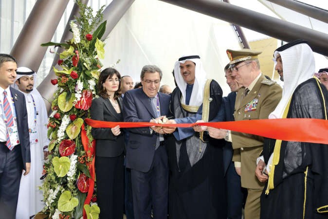الشيخ سلمان الحمود يقص الشريط﻿