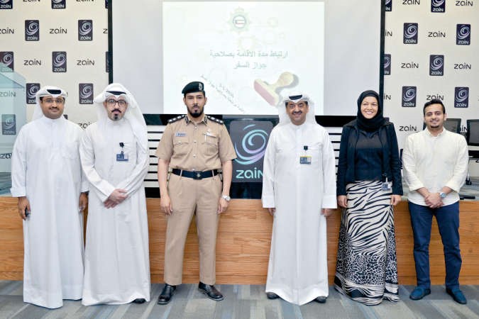 العقيد عبدالله صنيدح يتوسط مسؤولي الموارد البشرية في زين ﻿