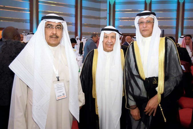 علي الغانم يتوسط سفير الكويت لدى قطر متعب المطوطح والزميل عدنان الراشد ﻿