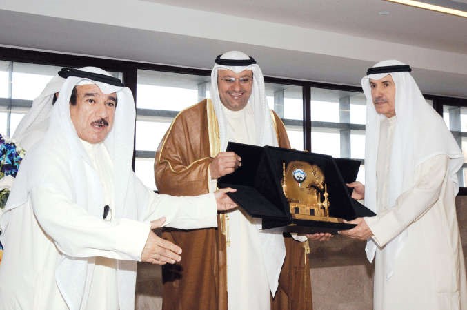 دعلي العبيدي يكرم المتبرع خالد الصقر