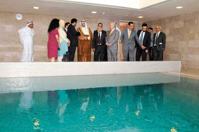 دعلي العبيدي والحضور في جولة بالمركز محمد خلوصي