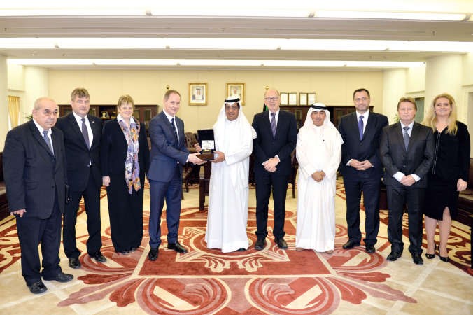 نائب رئيس مجلس الامة مبارك الخرينج وم عادل الخرافي يتوسطان الوفد البرلماني التشيكي﻿