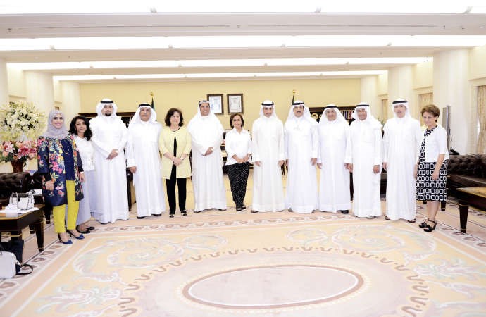 رئيس مجلس الامة مرزوق الغانم متوسطا ممثلي عدد من جمعيات النفع العام﻿