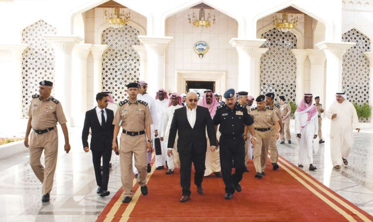 الفريق سليمان الفهد لدى مغادرته البلاد متوجها الى رواندا