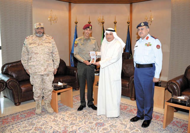 الشيخ خالد الجراح يكرم الرقيب علي المرشاد﻿