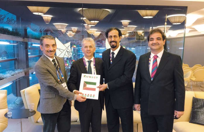  السفير الشيخ علي الخالد يتسلم رسائل الطلاب الايطاليين من وكيل العدل الايطالي كوزومو فيري بحضور عبدالناصر بخضور والعقيد دبشار عبدالرضا ﻿