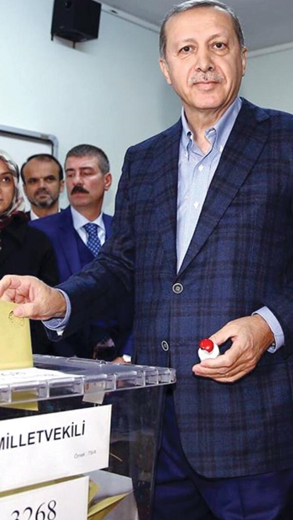 الرئيس التركي رجب طيب اردوغان يدلي بصوته امس