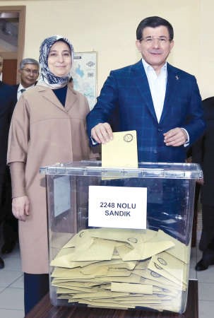 رئيس الوزراء التركي احمد داود اوغلو يدلي بصوته