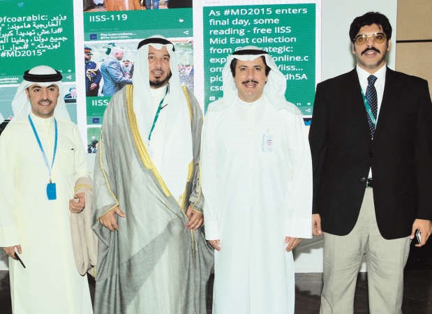 دعبدالله المعتوق والسفير الشيخ عزام الصباح خلال المنتدى ﻿