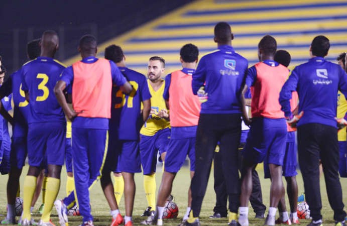 المدرب الجديد فابيو كانافارو يتحدث مع لاعبي النصر 