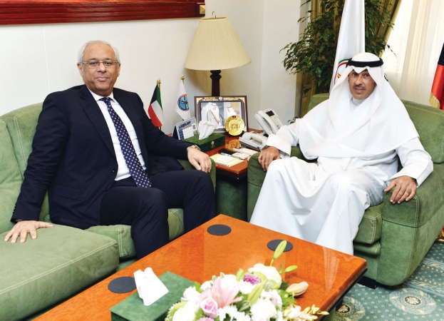 الشيخ فواز الخالد مستقبلا السفير المصري ياسر عاطف
