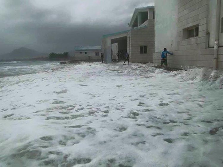 بالفيديو.. لحظة وصول اعصار "تشابالا" إلى جزيرة سقطرى اليمنية