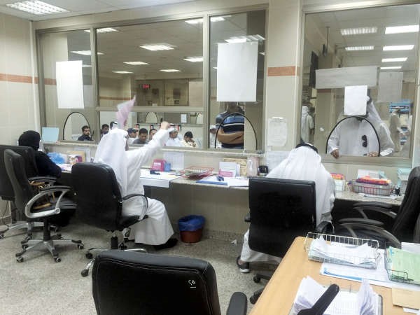 مكتب موظفي ادارة السجل خلال انجازهم للمعاملات﻿
