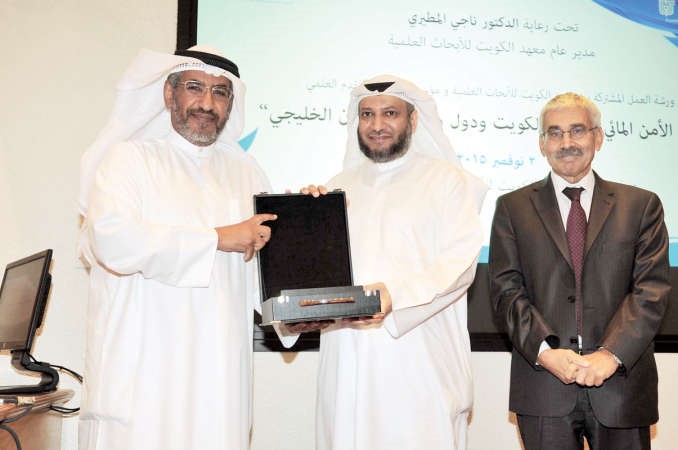 دناجي المطيري يقدم درعا تقديرية الى م خليفة الفريج بحضور د عدنان شهاب الدين	 قاسم باشا﻿